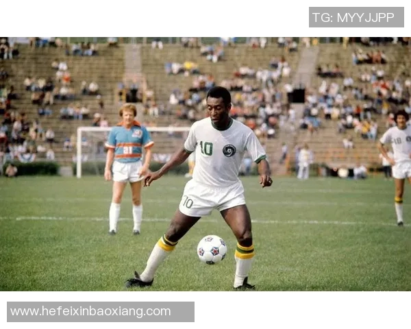 昔日足坛巨星回顾与辉煌瞬间分析：从贝利到梅西的传奇之路